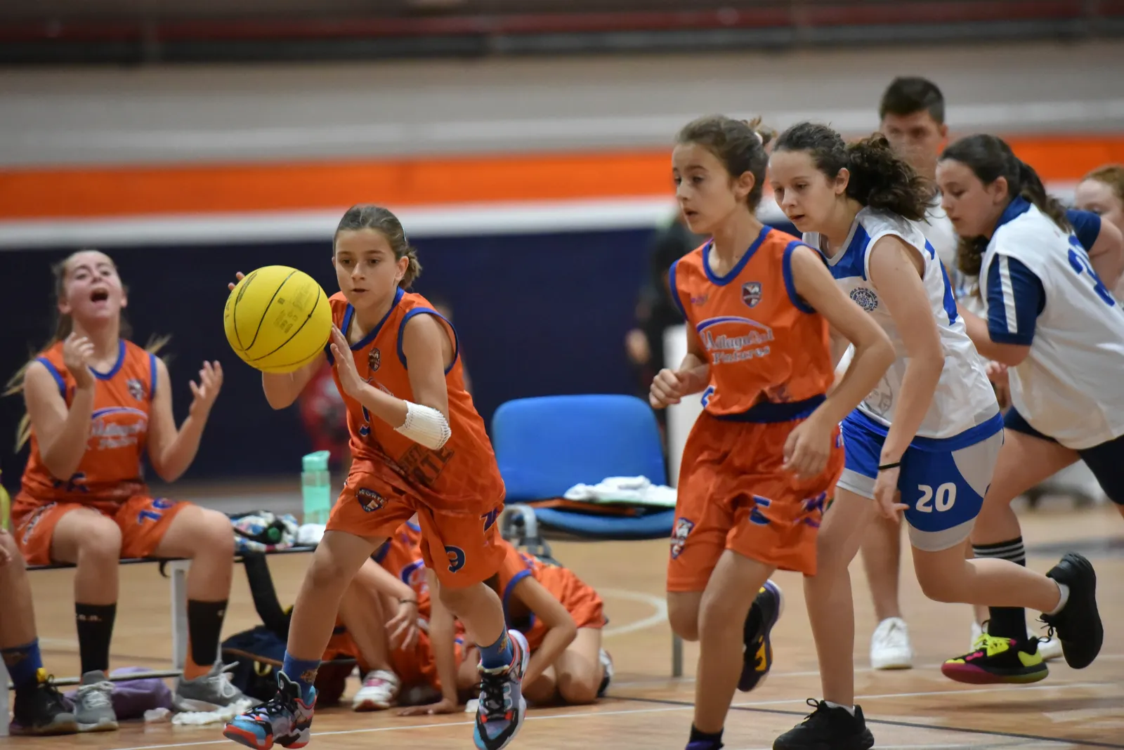 Jugadoras de Basket Norte en un contraataque
